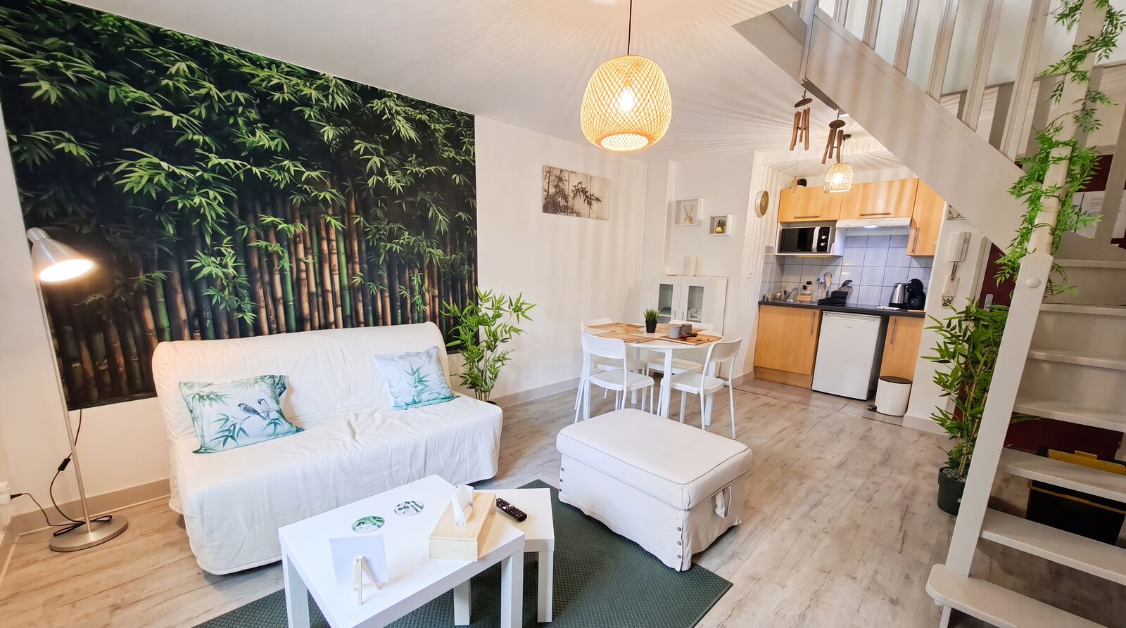 Salon et cuisine (autre angle) - Le Bambou